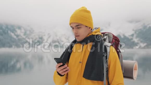 徒步旅行者使用智能手机拍摄冬季自然的照片游客崇尚自然制作照片年轻人视频的预览图