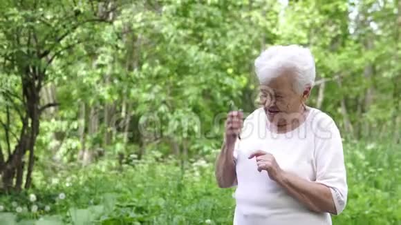 白毛奶奶和家人通电话视频的预览图