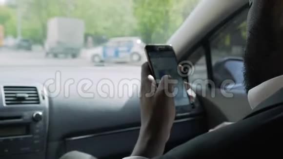 非裔美国人坐出租车面试紧张地滚动网页视频的预览图