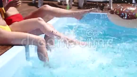 两个女孩在游泳池里溅腿视频的预览图