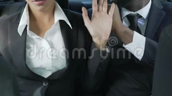 坐在车里的男女之间的矛盾工作场所的事情视频的预览图