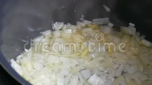 洋葱切片用葵花籽油煎视频的预览图