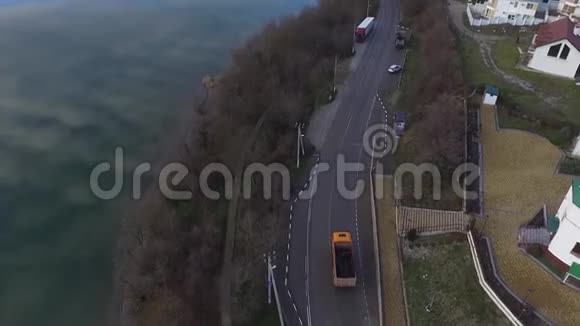 鸟瞰汽车上路行驶令人惊叹的景色视频的预览图