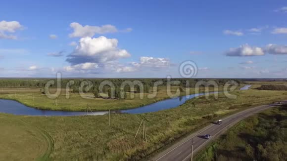 鸟瞰俄罗斯的自然道路附近的河流和农田视频的预览图