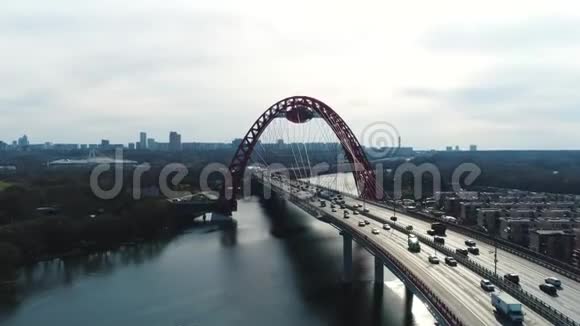鸟瞰莫斯科河上风景如画的大桥和道路交通朱可夫元帅的招股书与动人心魄视频的预览图