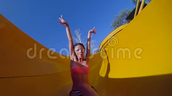 夏天在水上乐园玩快乐的女孩穿上泳衣在水上乐园玩视频的预览图