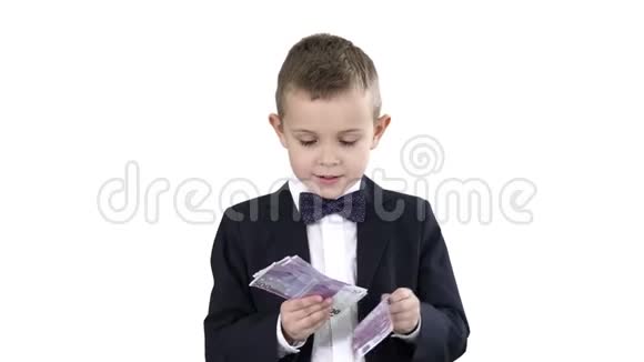 穿西装的小男孩数着白色背景的钱视频的预览图