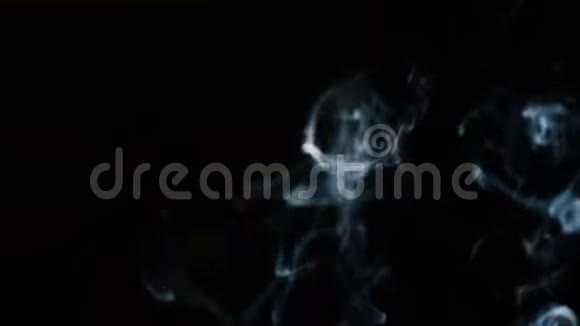 烟雾蜷缩在黑色的背景上视频的预览图
