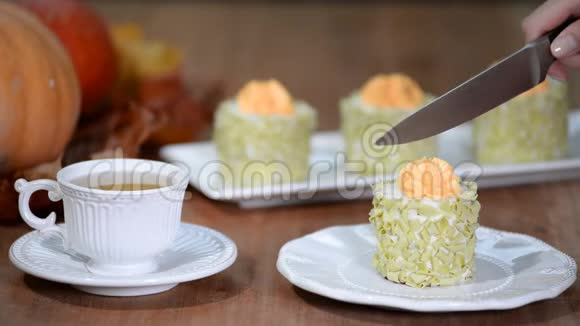 美味的南瓜迷你蛋糕和一杯茶视频的预览图