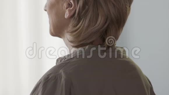 老年妇女按摩脖子和肩膀感到疼痛和不适视频的预览图