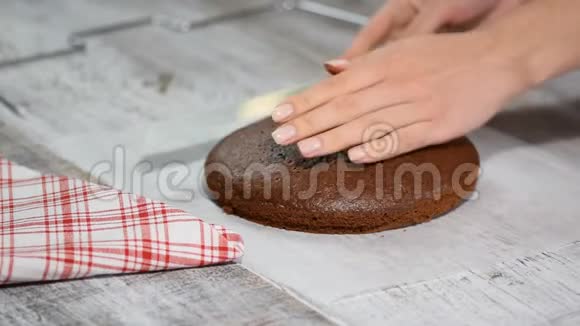 女人手工切割海绵蛋糕切一块海绵结婚蛋糕视频的预览图