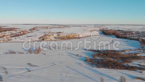 鸟瞰冬季小村庄及道路冬季景观视频的预览图