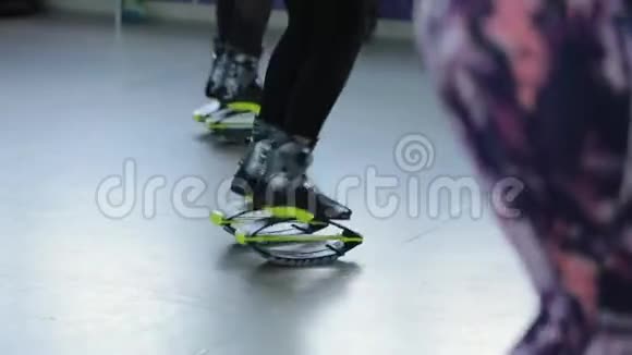健身女性跳Kangoo跳视频的预览图