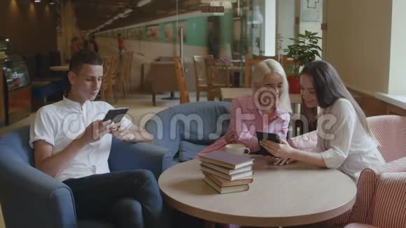 学生们正在咖啡馆阅读电子书视频的预览图
