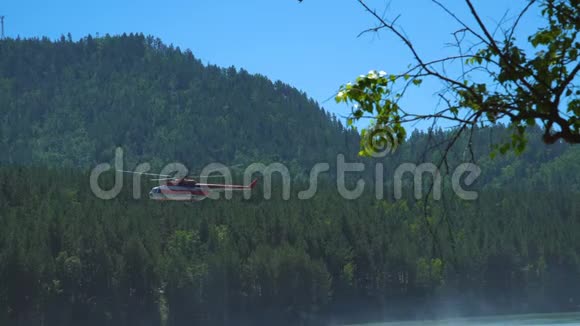 米8直升机在一条山河的岸边视频的预览图