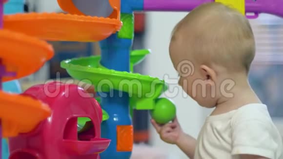 幼儿发展可爱的幼儿在游戏室玩彩色玩具视频的预览图