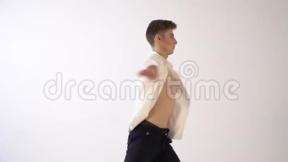 穿白色衬衫的帅哥在白色背景下跳舞动作缓慢视频的预览图