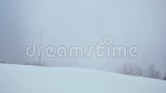 有雪场和风暴云的冬季景观视频的预览图