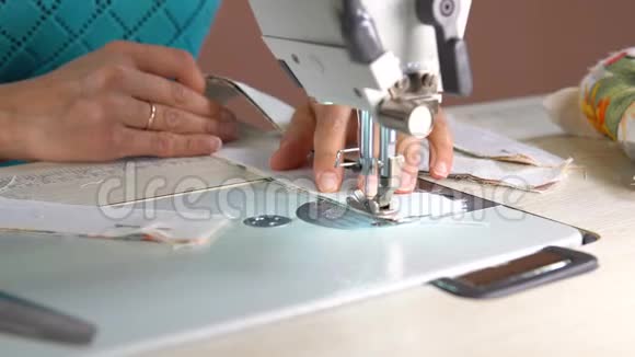 女裁缝缝在一台工业缝纫机上快关门视频的预览图