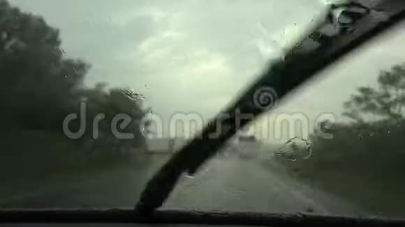 城市雨水驾驶汽车道路暴雨公路雨水滴视频的预览图