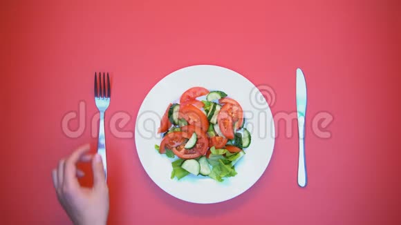 女性用叉子切番茄片吃素沙拉减肥节食视频的预览图
