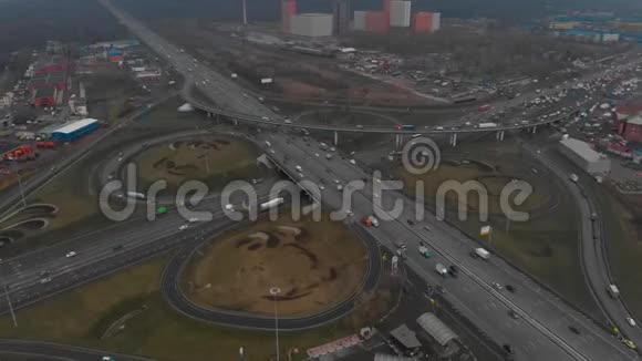 城市主要道路的俯视图道路交叉口的俯视图照相机正飞过道路的半径视频的预览图