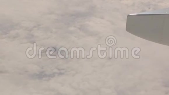 白云之上的飞机引擎视频的预览图