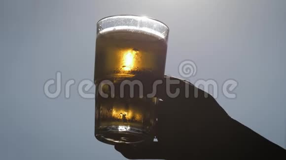 日落时喝杯啤酒降温消暑饮品理念视频的预览图