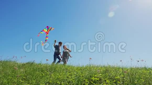男孩和女孩喜欢用放风筝走路视频的预览图