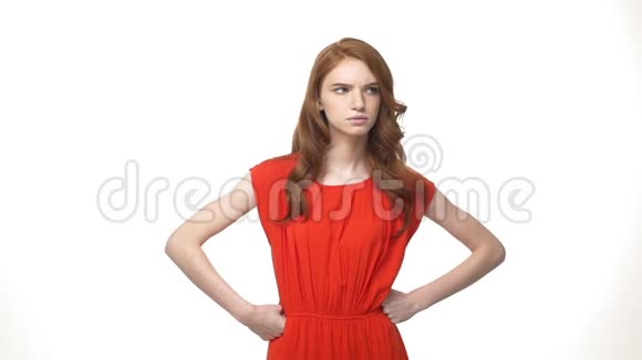 愤怒的愤怒的女人穿着华丽的橙色连衣裙手放在手腕上孤立在白色的背景上视频的预览图