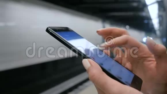 在地铁平台上使用智能手机的女人视频的预览图