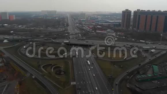 城市主要道路的俯视图道路交叉口的俯视图照相机正飞过道路的半径视频的预览图
