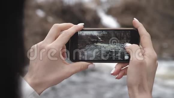 把污水排入河里污水管脏污污染环境视频的预览图