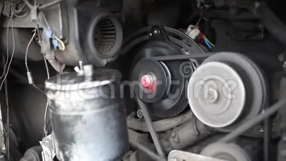 汽车的发动机在一的汽车中运动的皮带轮压缩机发电机曲轴视频的预览图