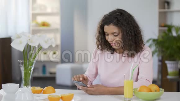 多种族女孩在手机上打字健康午休榨汁视频的预览图