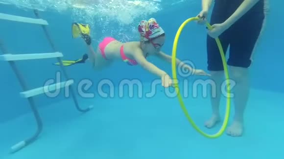 女孩在水环下游泳视频的预览图