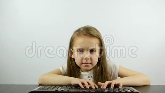 一个不耐烦的女孩按键盘按钮视频的预览图