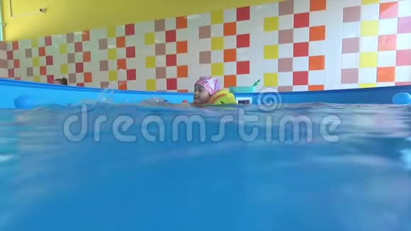小宝宝在游泳池里玩视频的预览图