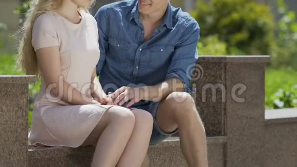 亲密的男人和女人坐在长凳上拥抱第一次约会视频的预览图