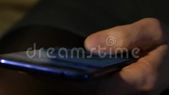 关闭女性她的手指在夜间使用智能手机女孩在手机上浏览互联网4K视频的预览图