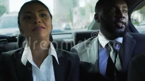 商务伙伴坐在汽车后座秘密办公室恋情视频的预览图