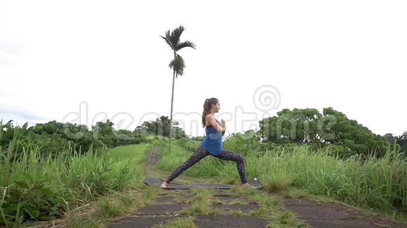 瑜伽概念女人练习瑜伽姿势视频的预览图