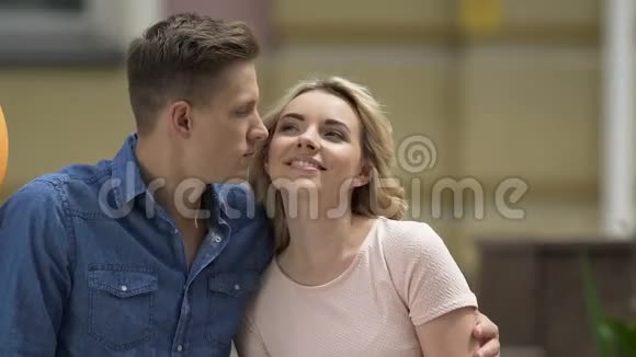 开朗的金发女性拥抱和温柔的亲吻她的男朋友浪漫视频的预览图