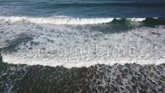 鸟瞰无人机4k波击破沙滩视频的预览图