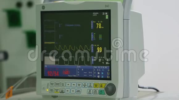 关闭显示生命体征的病人监视器查看病人状况ICU监视器上的生命体征视频的预览图