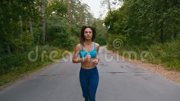 年轻女子跑步训练在夏季公园健身女孩在户外慢跑晨跑概念视频的预览图