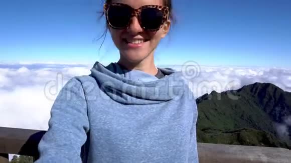 旅行概念女人自拍在萨帕的范西潘山上展示拇指视频的预览图