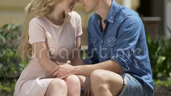 年轻人拥抱和赞美他美丽的金发女朋友约会视频的预览图