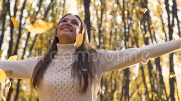 迷人的微笑女人在美丽的森林里跳跃解决所有的问题胜利视频的预览图