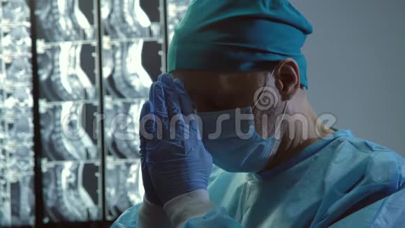 宗教医生祈祷穿越自己准备手术希望上帝视频的预览图